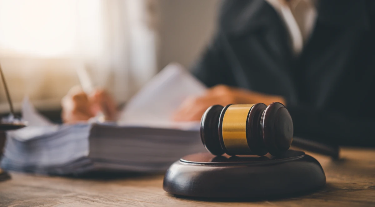 Droit pénal : Décryptage des droits de la défense en procès